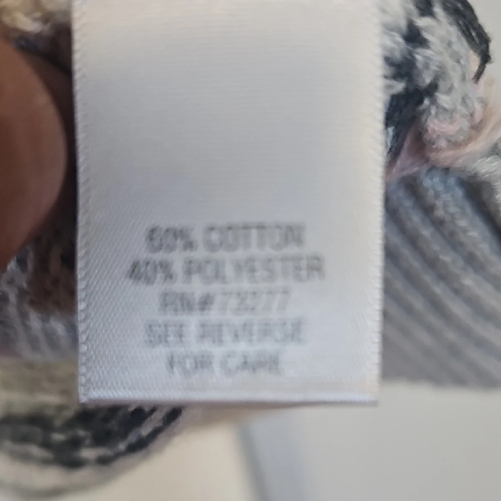 Croft & Barrow V-Neck Sweater in Gray and Pink - Picture 6 of 6